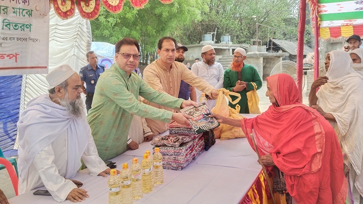 চাঁপাইনবাবগঞ্জে  ৩ হাজার মানুষের জন্য এরফান গ্রুপের  ঈদ উপহার